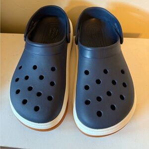 Men’s size 8, woman’s size 10 navy blue crocks like new